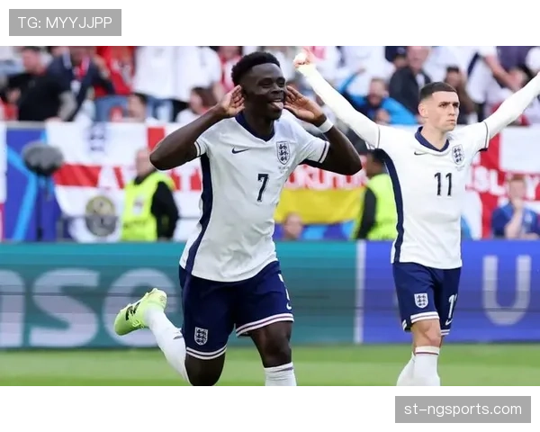 萨卡居然穿着球鞋逛街，感觉跟电影明星没两样了哎！