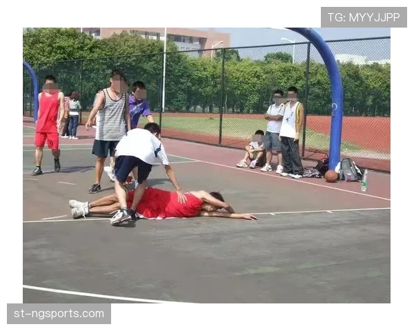 在激烈对抗中如何避免被吹罚拉人犯规？